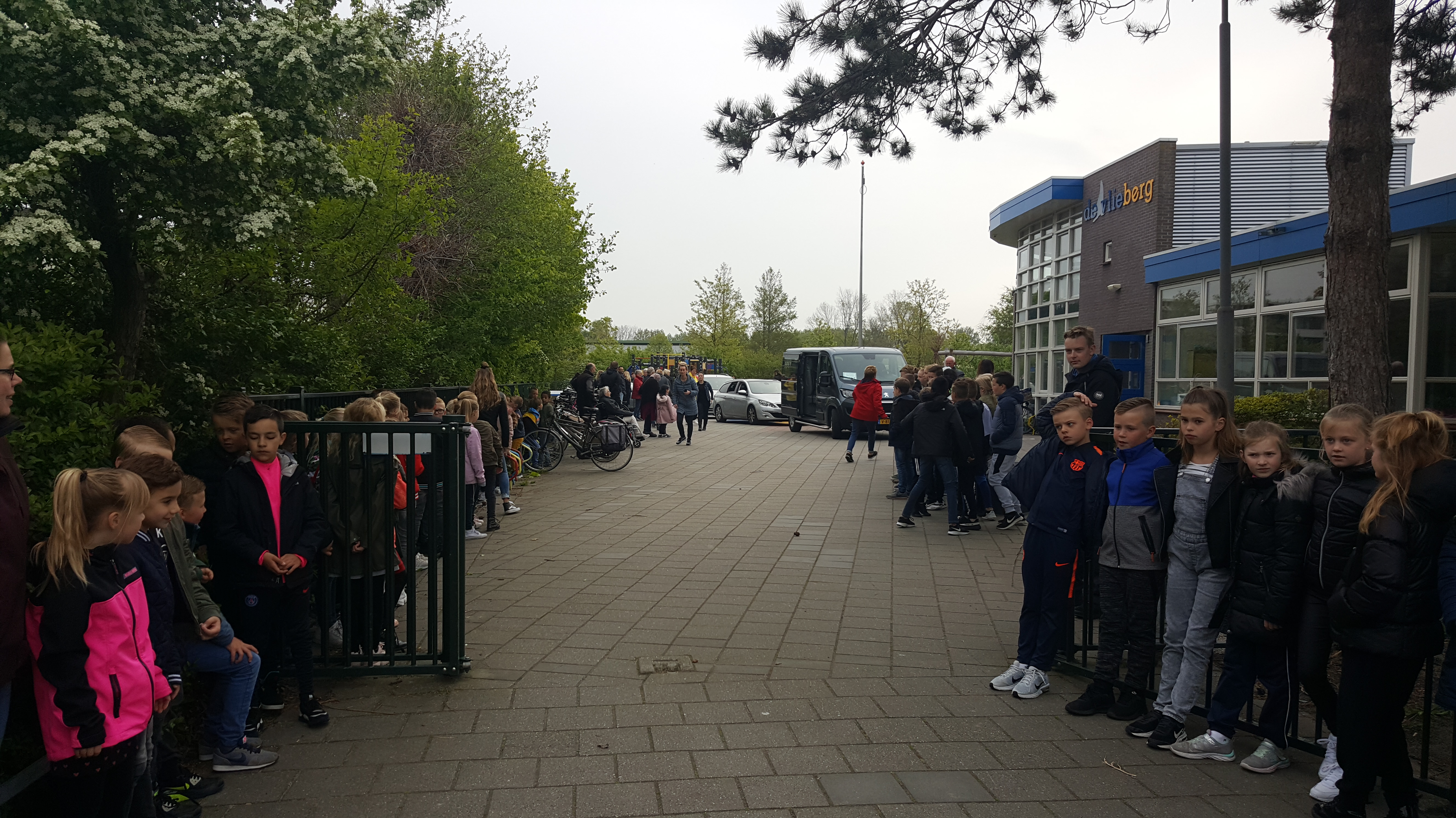 Groep 8 uitgezwaaid voor kamp