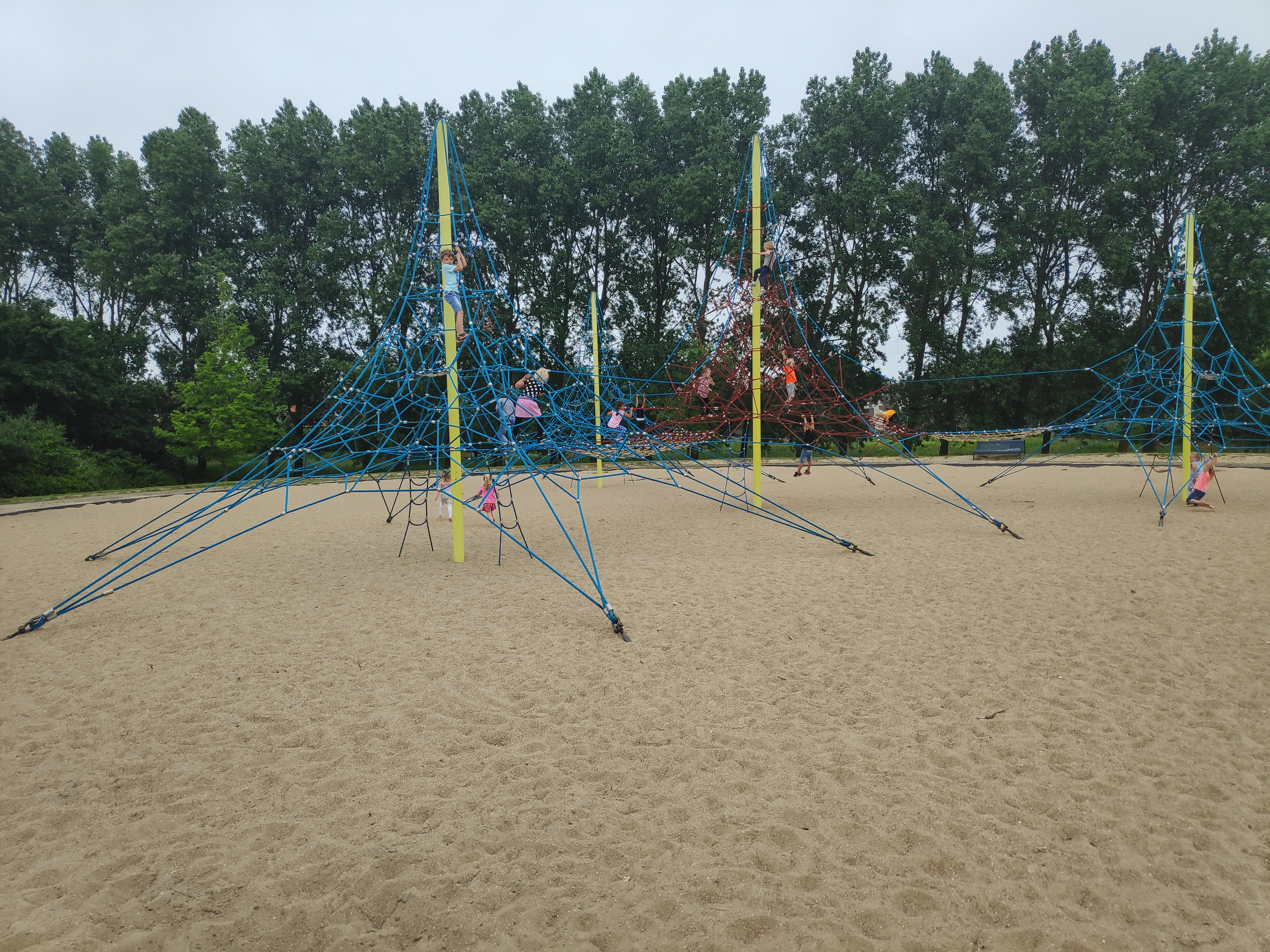 Lekker gymmen bij de klimtouwen!