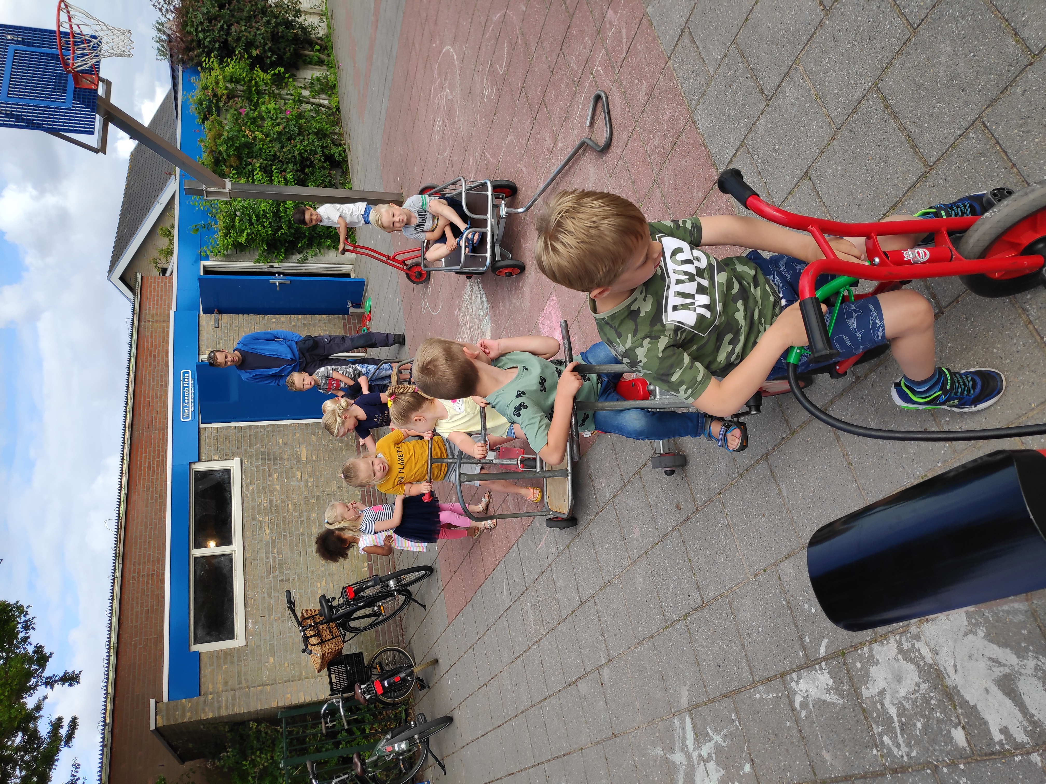 In de file voor het tankstation