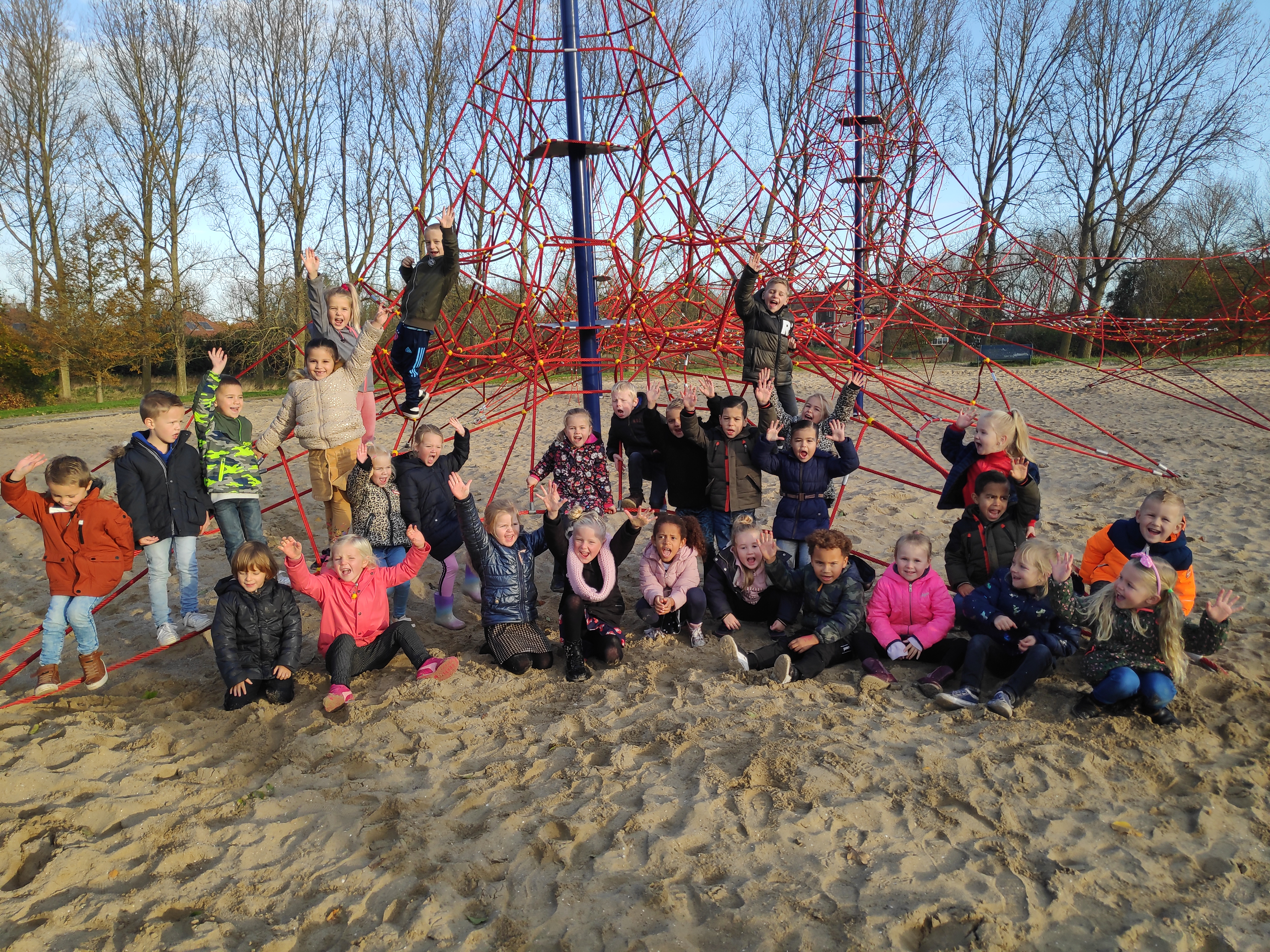Vlieberg kleuters wijden nieuwe klimtouwen in! 