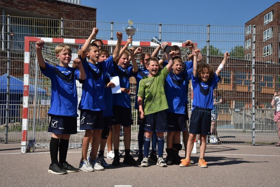 Jongens kampioen op schoolhandbaltoernooi!