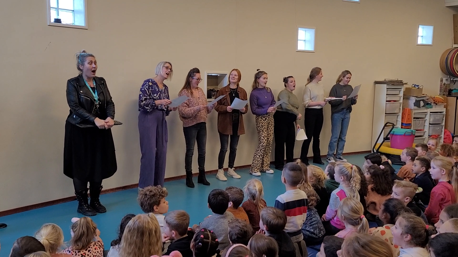 Hofhouding bekendgemaakt en lied geoefend 